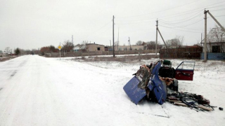 Illustration for article titled See the amazing result of a collision between a Russian car and a tractor